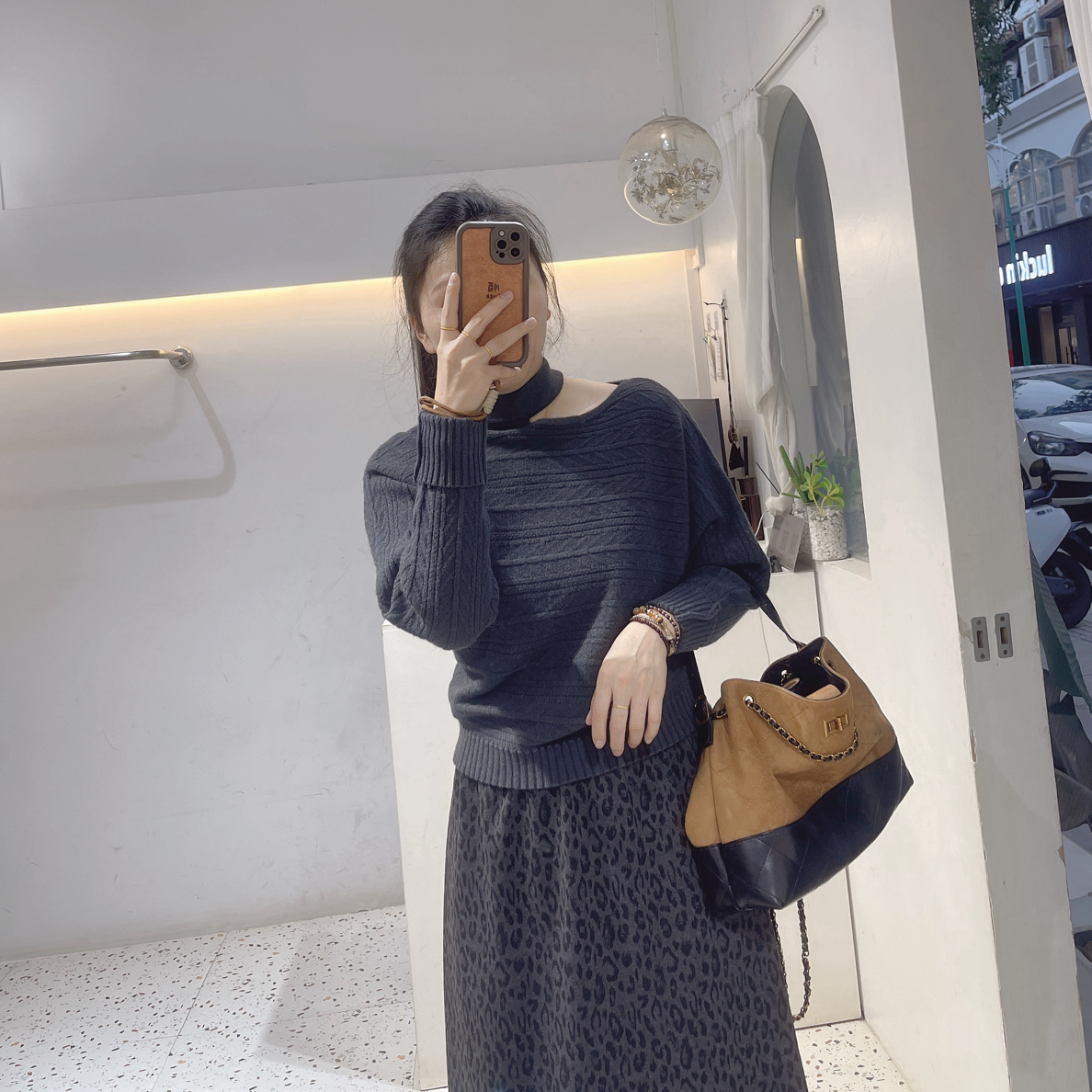 韩系设计感镂空露肩蝙蝠袖宽松纯色慵懒风针织衫25190