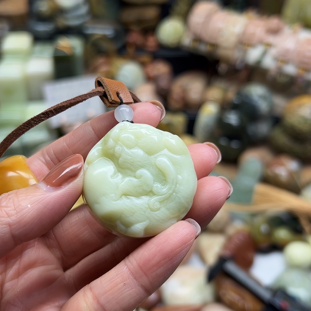 丹***艺岫玉未镶嵌颈饰辽阳料貔貅