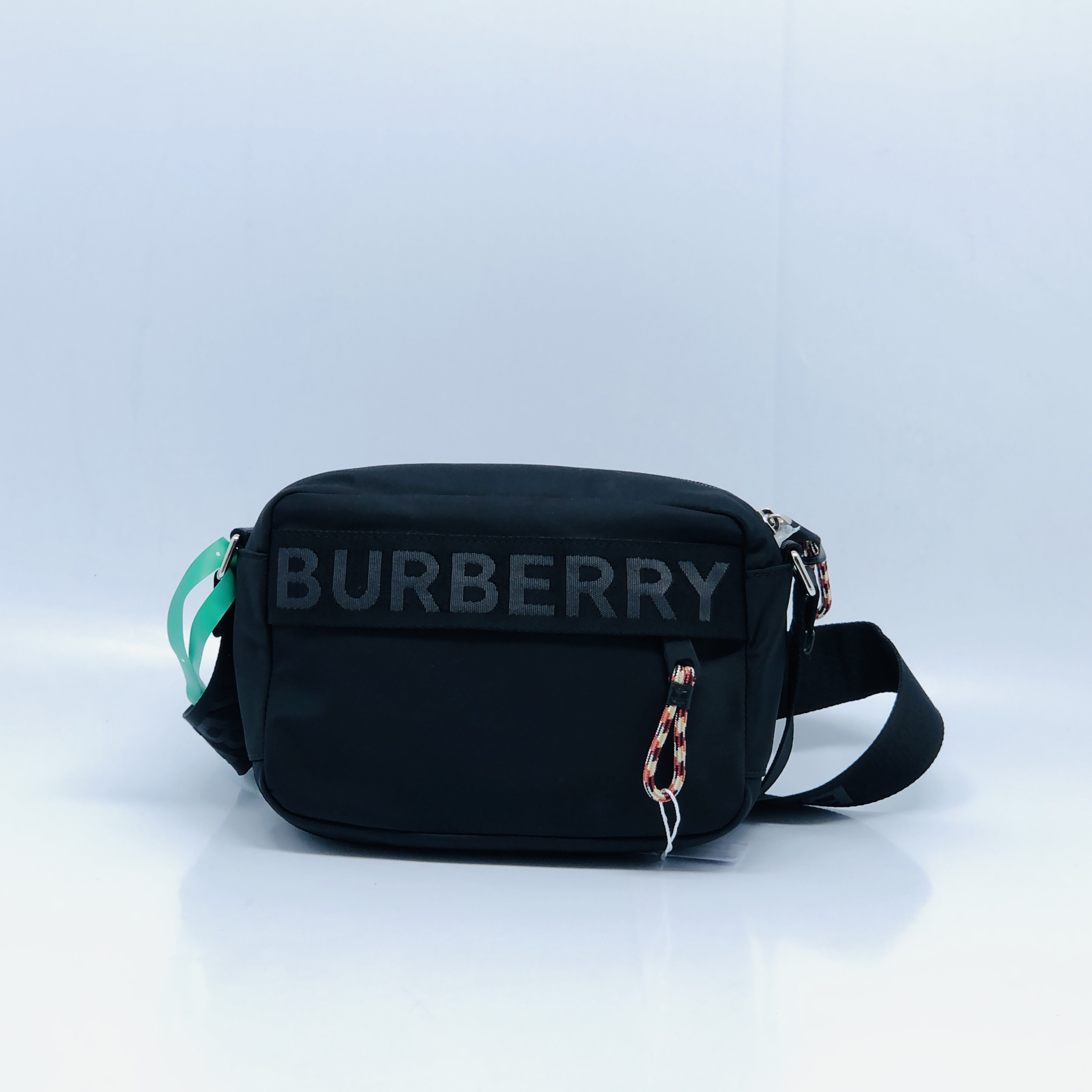 99新 BURBERRY/博柏利 98新 黑色帆布斜挎包/4815号