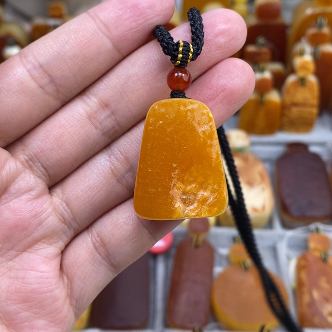 蜜蜡未镶嵌珠宝奇石