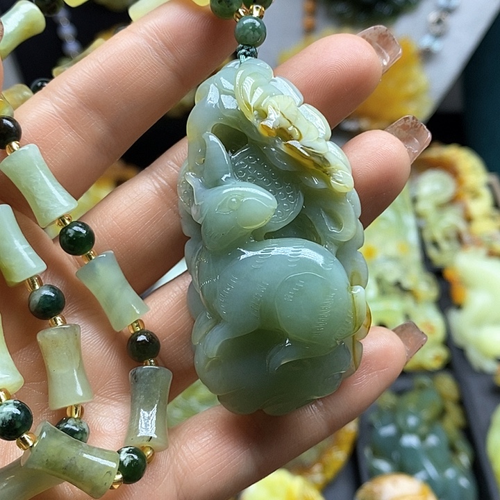 蛇纹石玉挂件未镶嵌