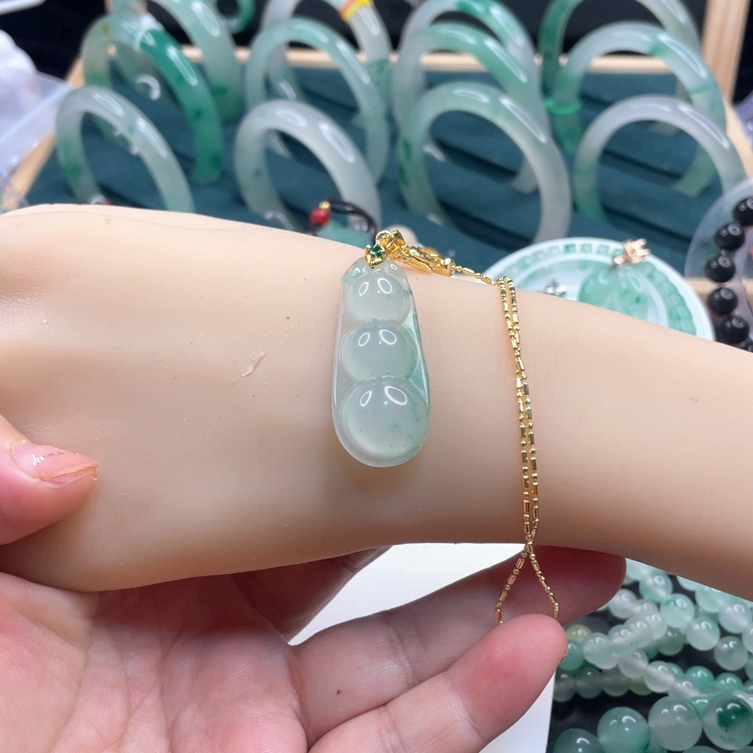 石英质玉未镶嵌颈饰