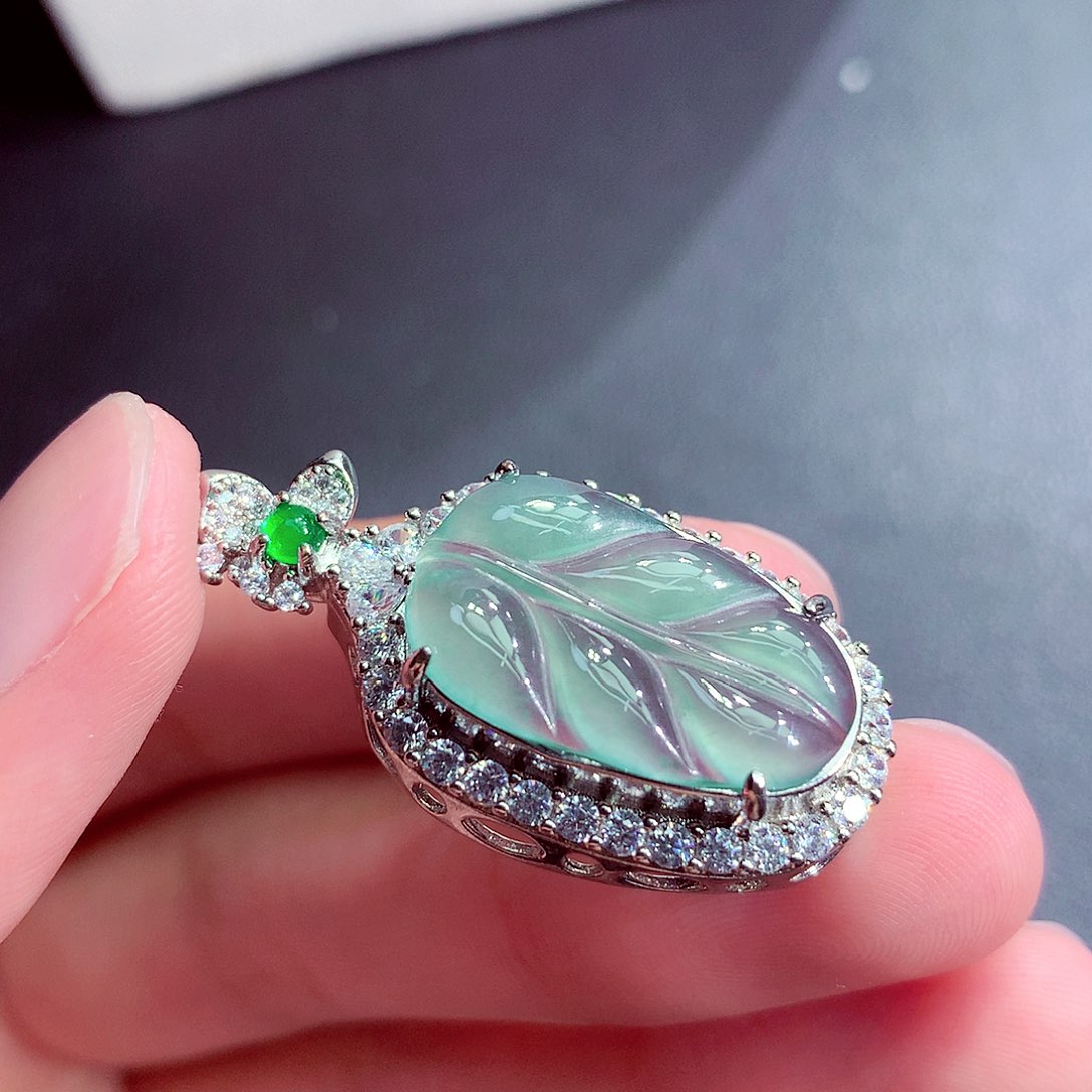 翡翠未镶嵌颈饰挂件