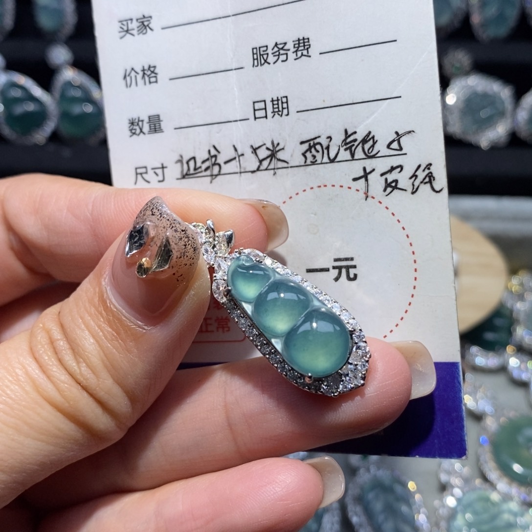 翡翠颈饰未镶嵌挣****刘翡翠