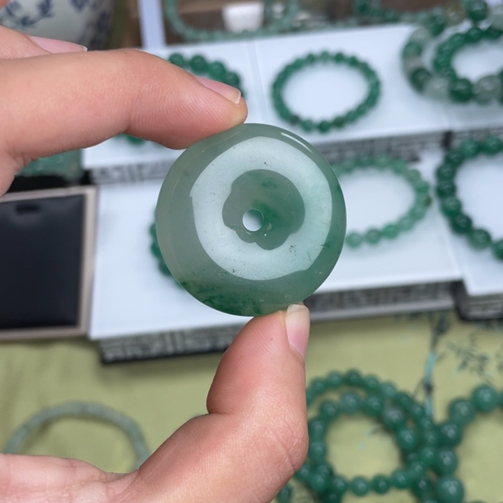 石英质玉（非洲翠）未镶嵌平安扣