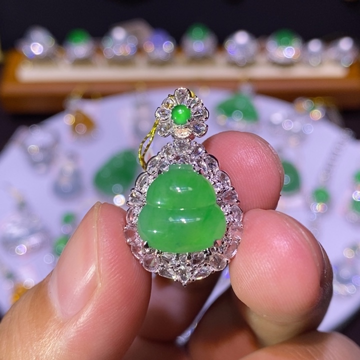 【闪购商品】颈饰18K金镶嵌翡翠