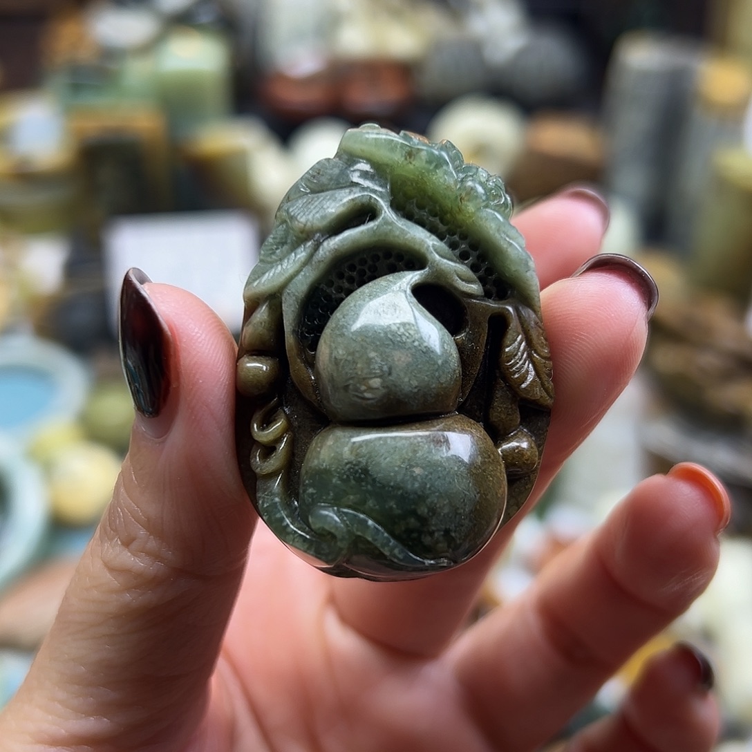 岫玉未镶嵌颈饰花玉葫芦