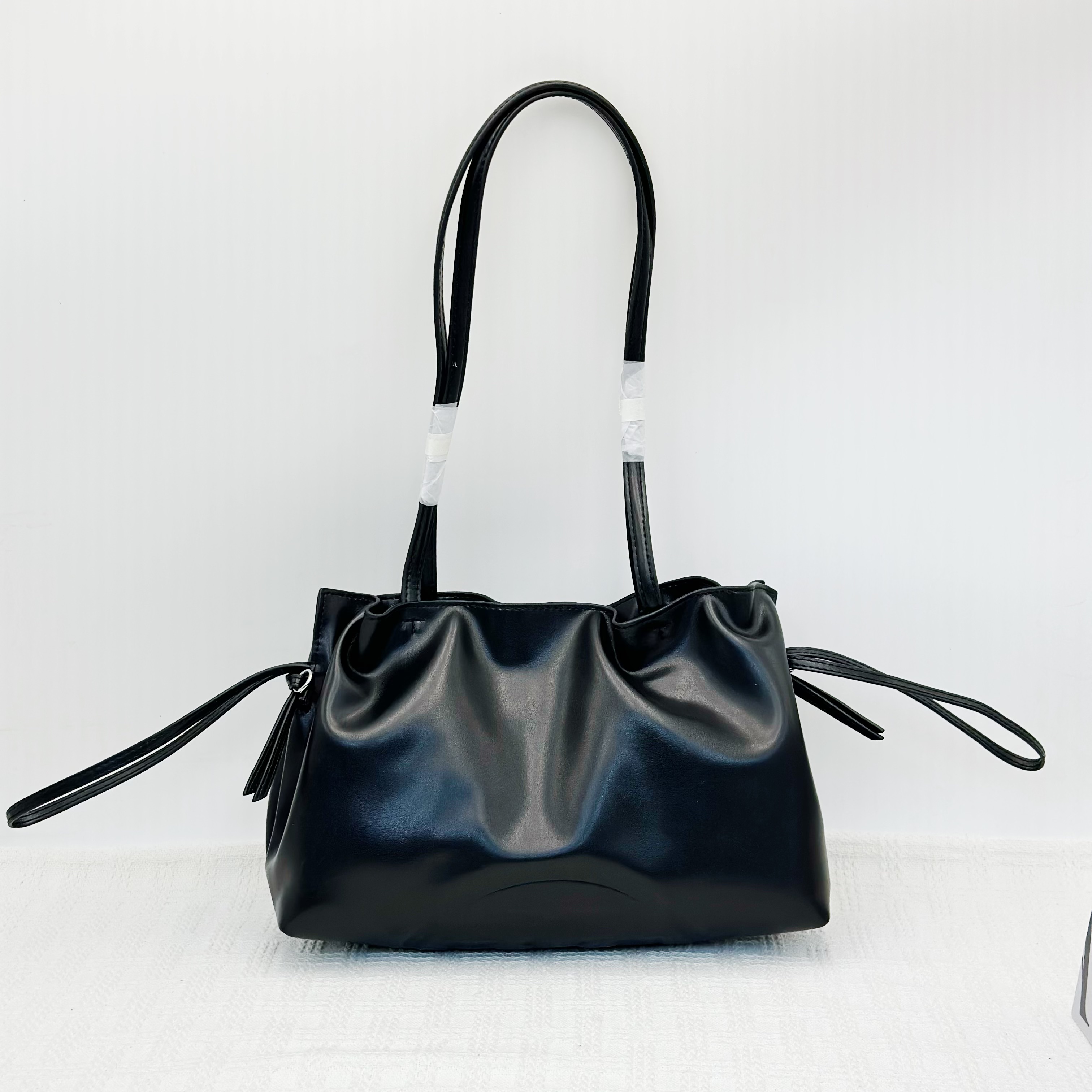 99新 TORY BURCH/汤丽柏琦 ella黑色抽绳单肩福袋包083