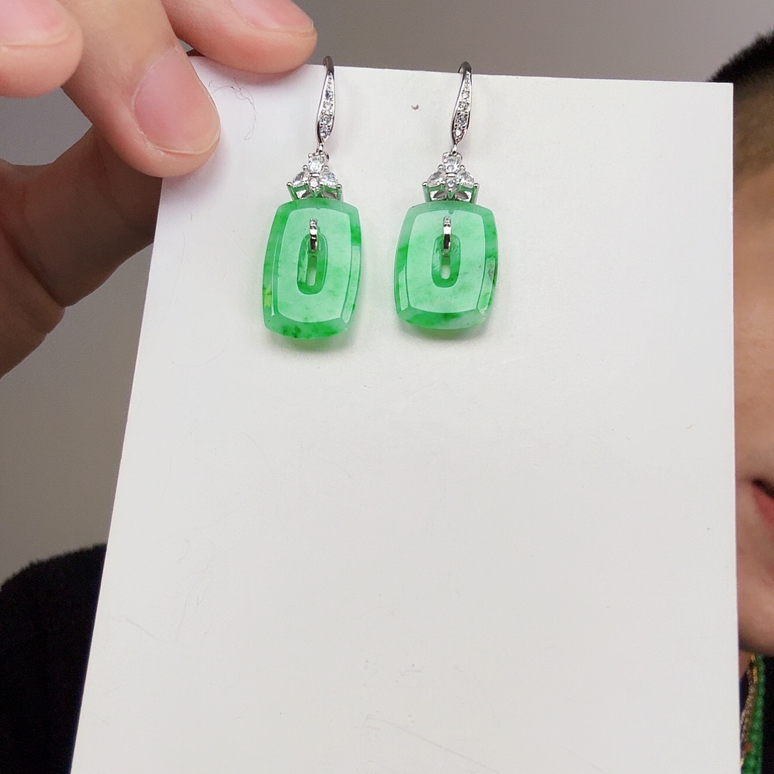 翡翠未镶嵌颈饰一对