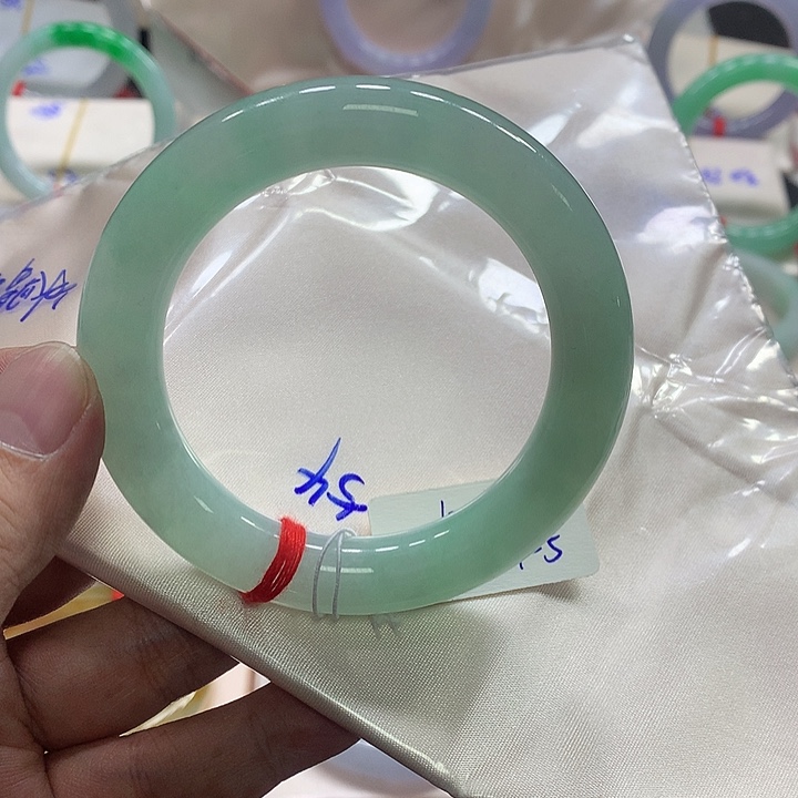 翡翠手镯未镶嵌翡翠