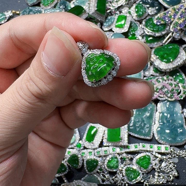 翡翠颈饰未镶嵌天然A货翡翠放漏