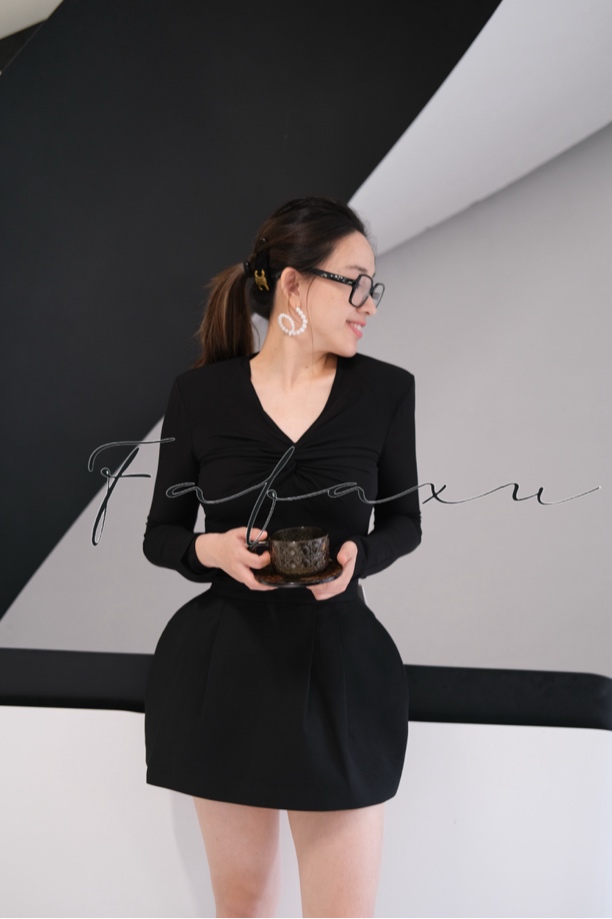 【LEDIM WANG】扭结V领黑色T恤女长袖薄款时尚弹力修身上衣设计感