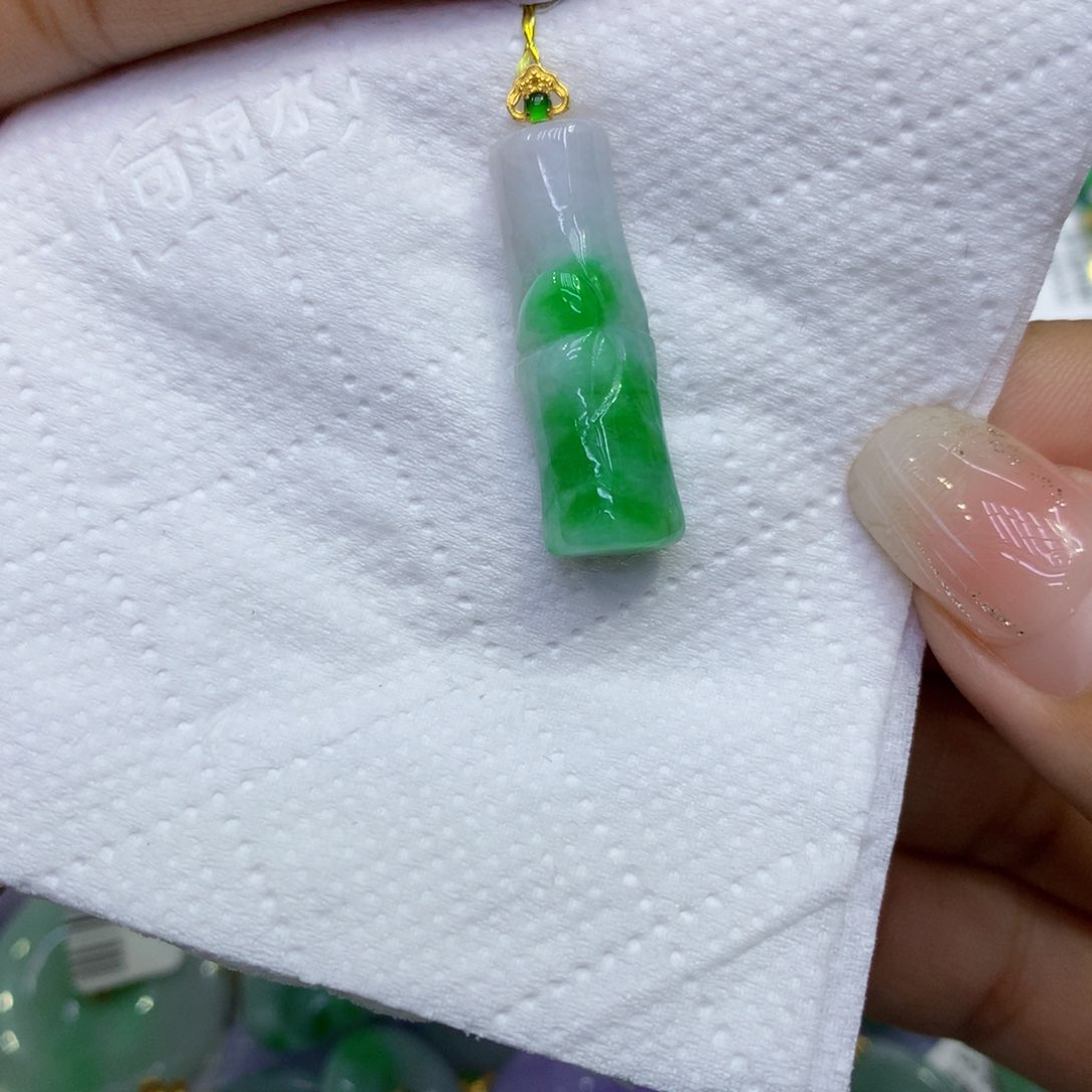 颈饰18K金镶嵌翡翠知*?