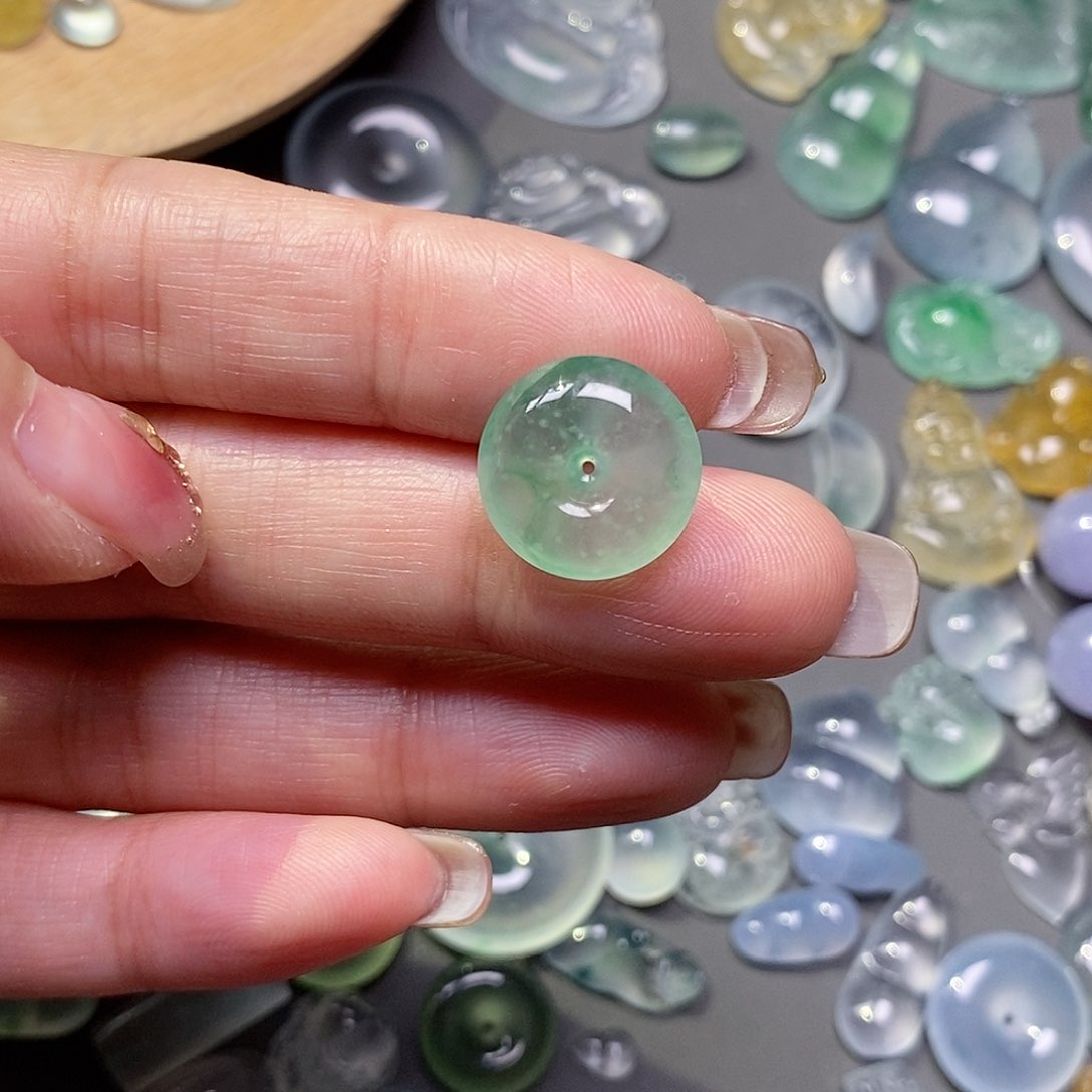 翡翠颈饰未镶嵌花****）翡翠