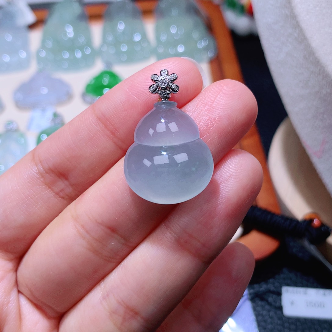 颈饰18K金镶嵌翡翠葫芦