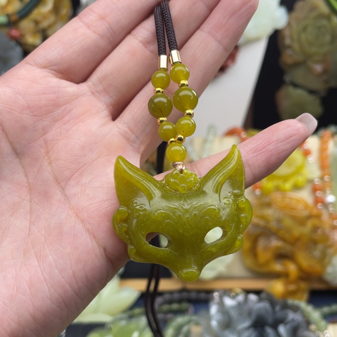 蛇纹石玉未镶嵌颈饰