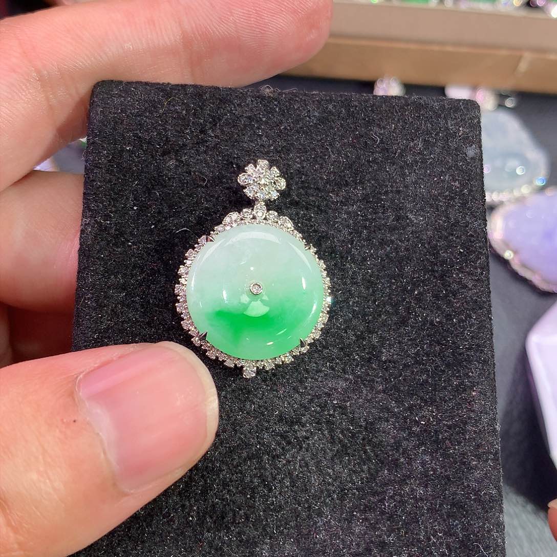 翡翠吊坠(赠链)18K金镶嵌