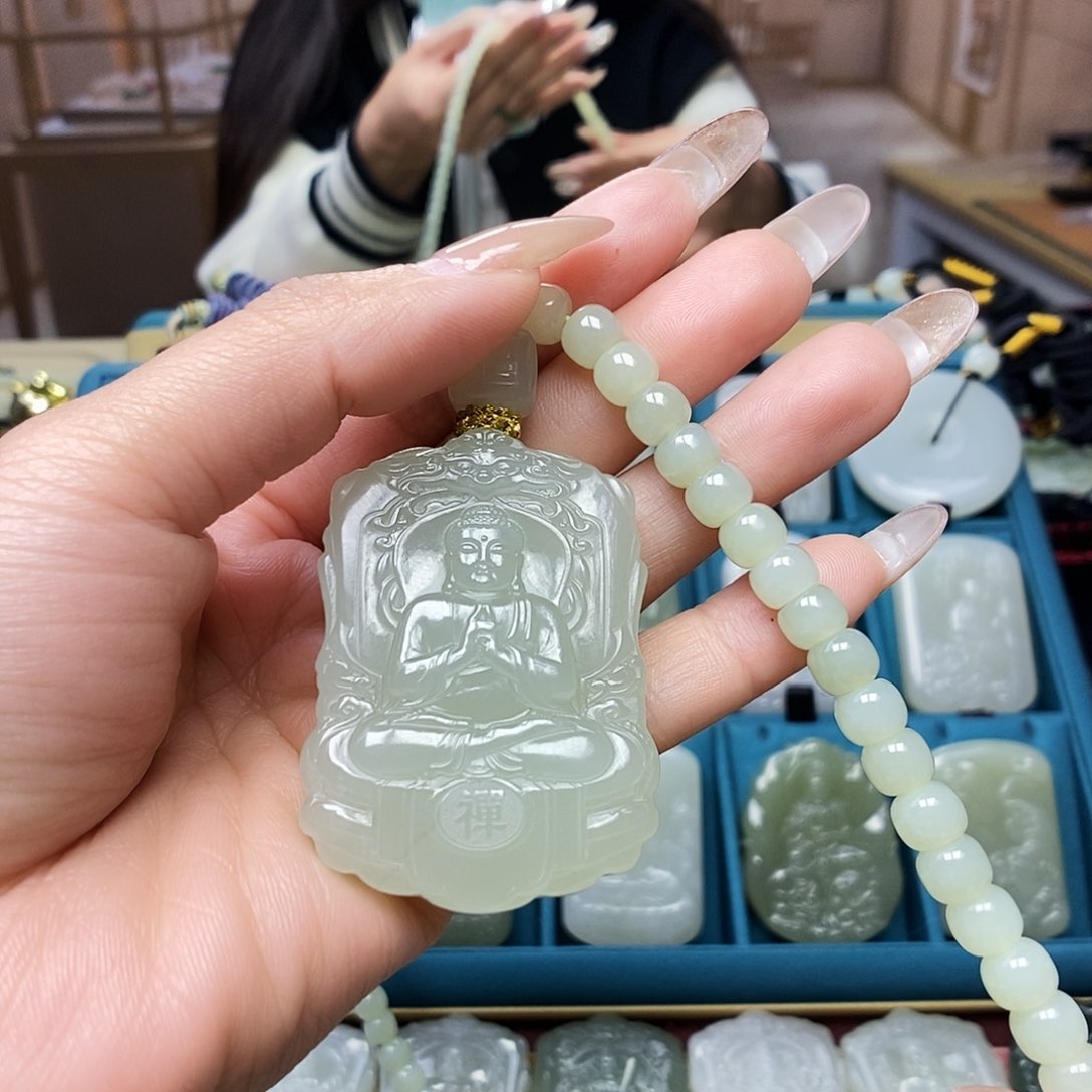 和田玉颈饰未镶嵌?