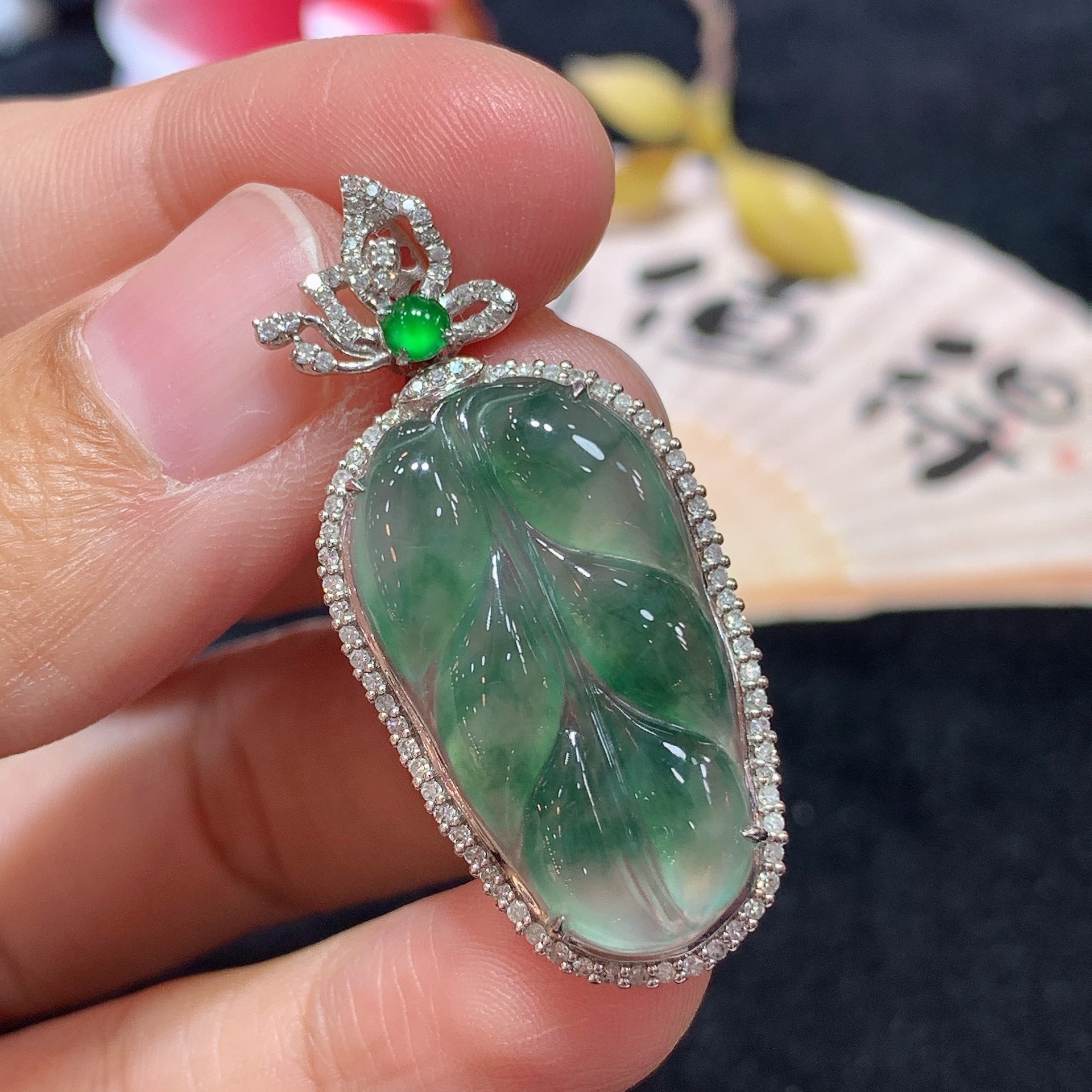 18k金天然A货翡翠飘绿树叶吊坠经典轻奢时尚