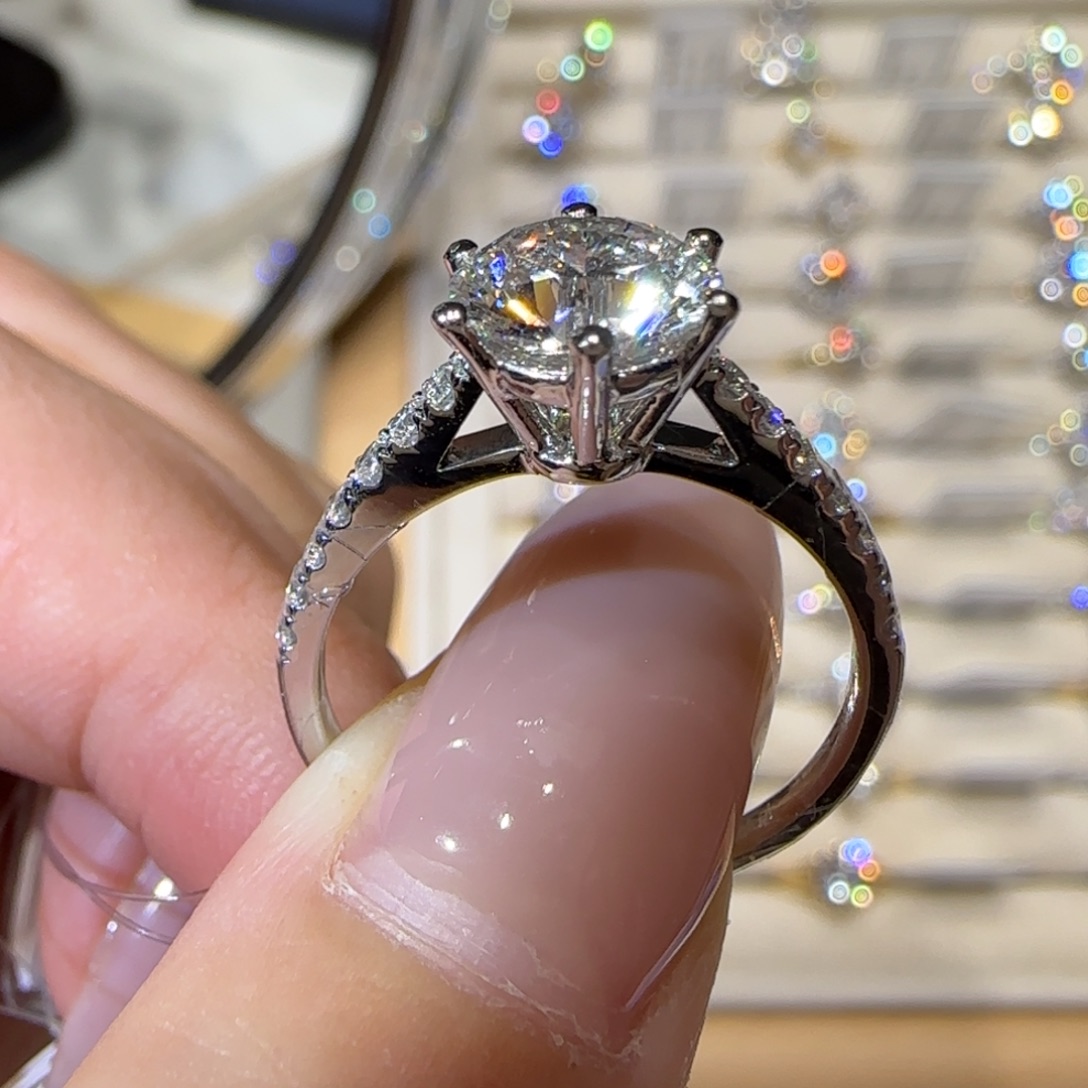 实验室培育钻石铂Pt950镶嵌星光白月光1.7卡17圈