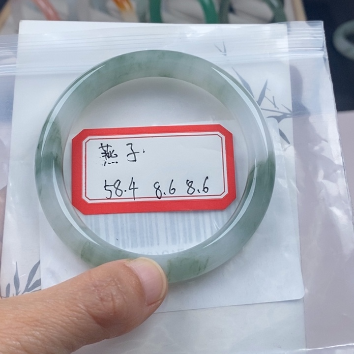 燕****石英岩玉未镶嵌手镯