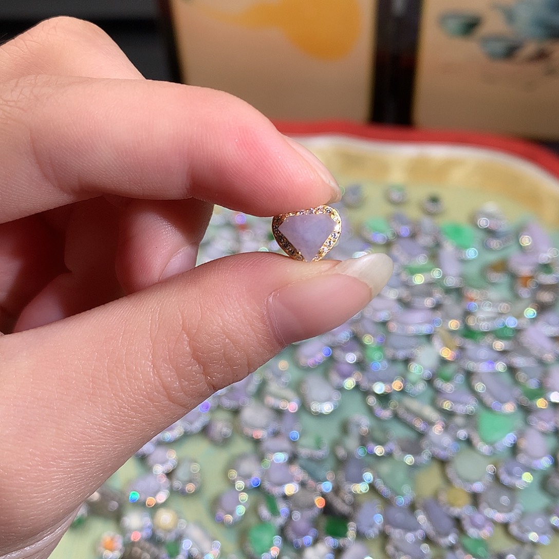六***哥翡翠未镶嵌颈饰翡翠