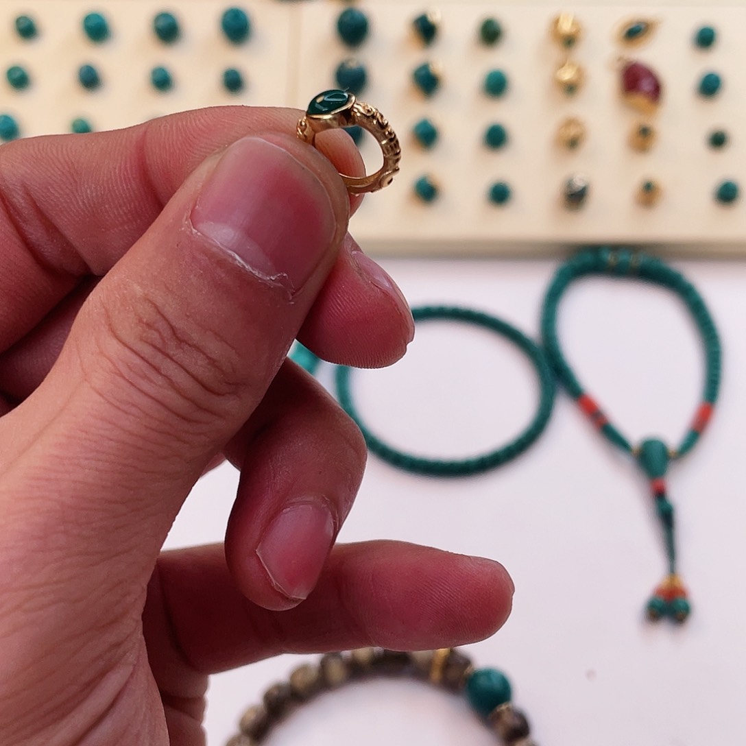 绿松石颈饰未镶嵌