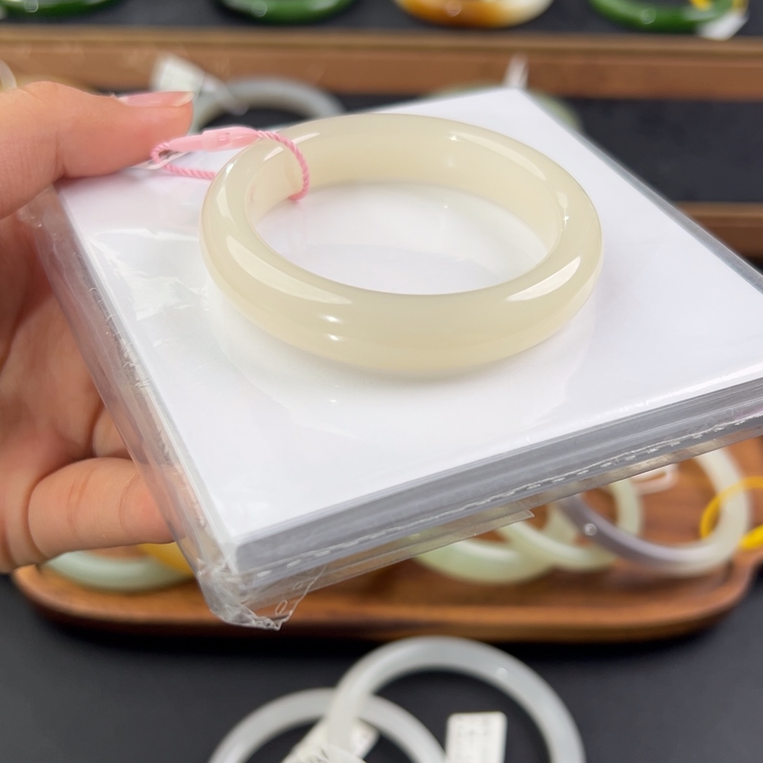 欣***子和田玉未镶嵌手镯