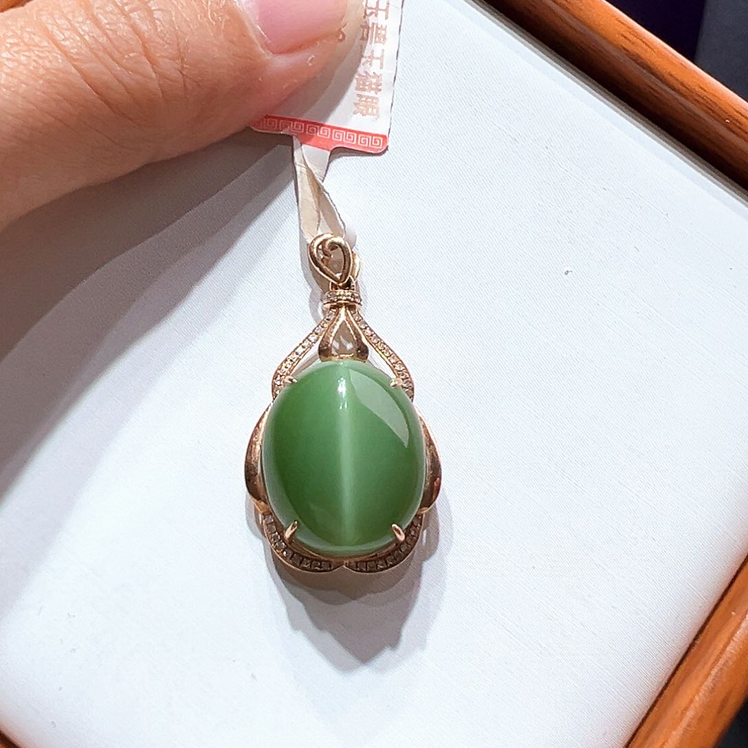 和田玉定金吊坠18K金镶嵌