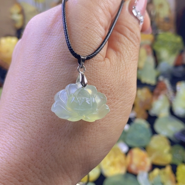 蛇纹石玉颈饰合金