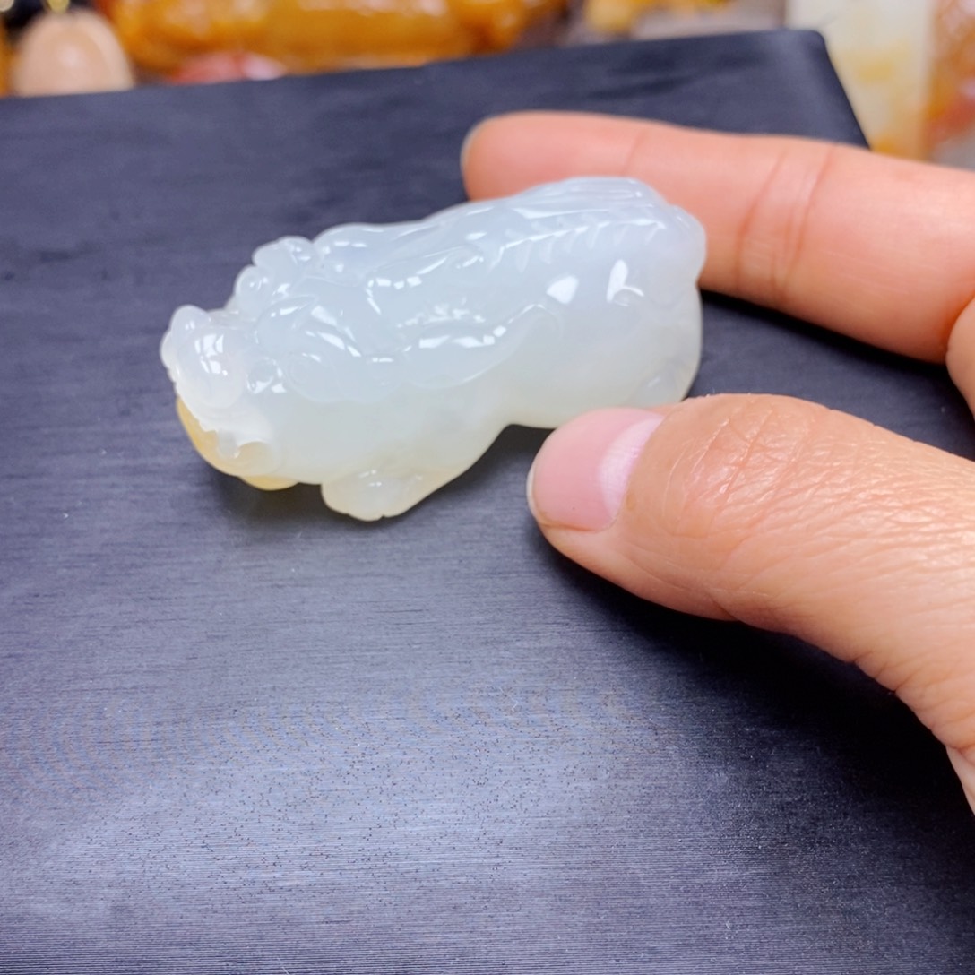 石英质玉（黄龙玉）颈饰未镶嵌