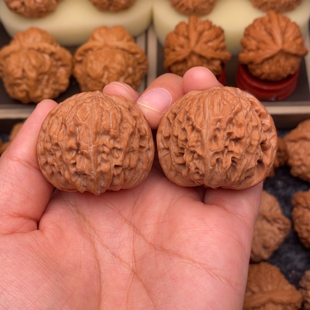 文玩核桃把件野生红皮正磨37