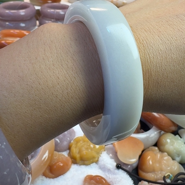 ****莹石英岩玉未镶嵌手镯