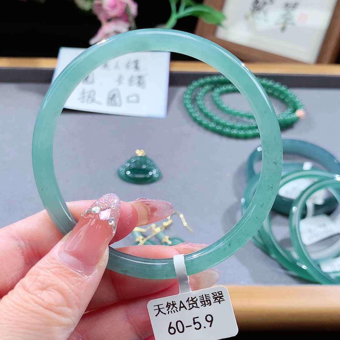 翡翠手镯（圆镯）未镶嵌