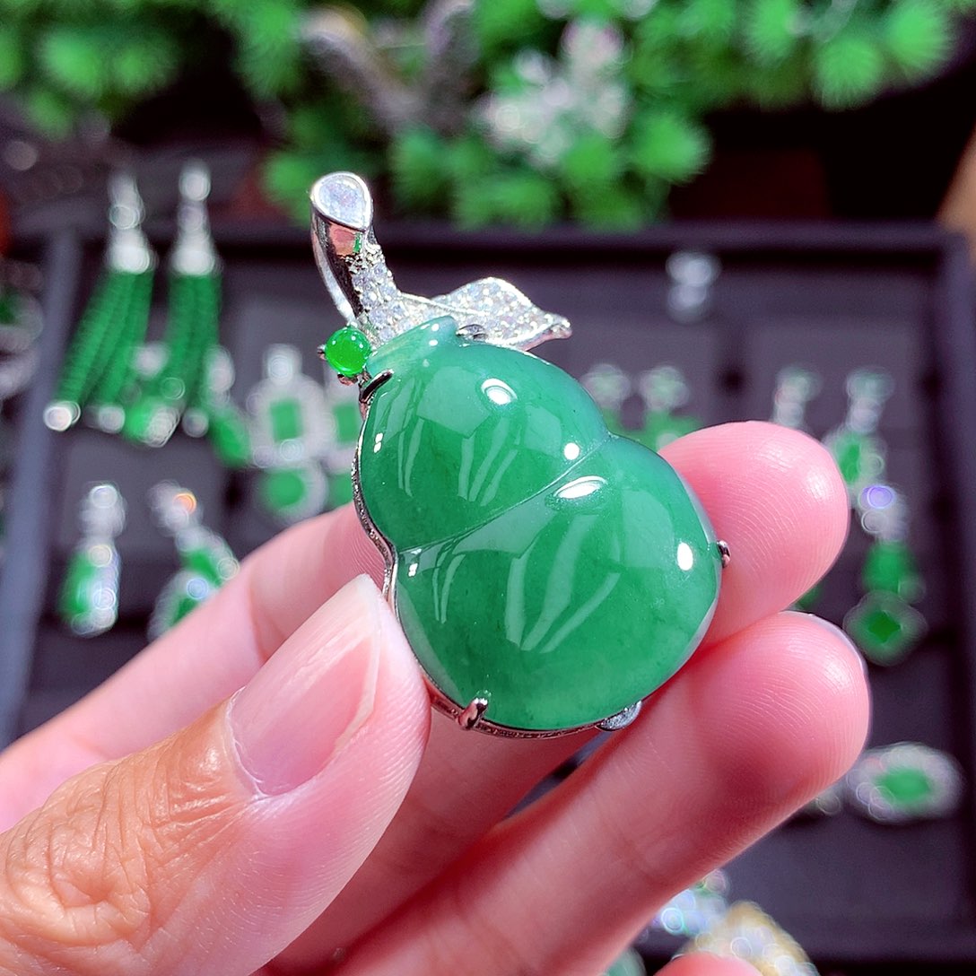 颈饰未镶嵌翡翠天然