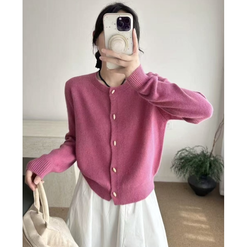 精品~亲肤软糯-法式木字扣开衫针织长袖A579玫红