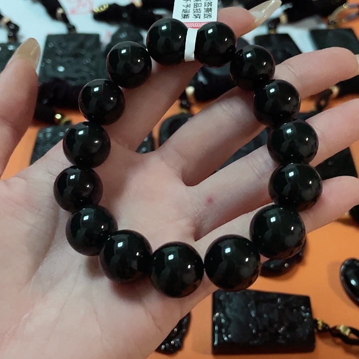 翡翠颈饰未镶嵌腾****水