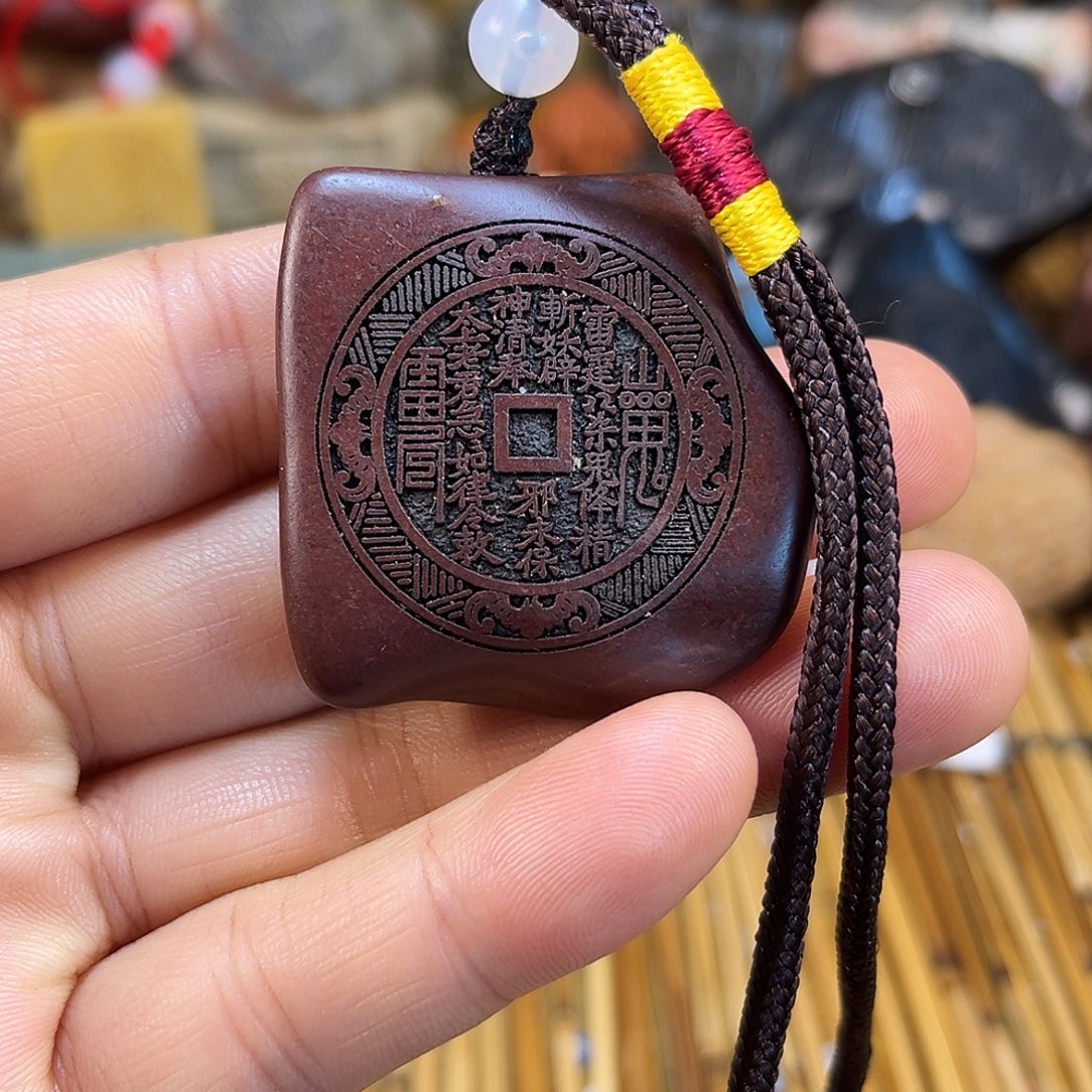 新疆原石雕刻手把件