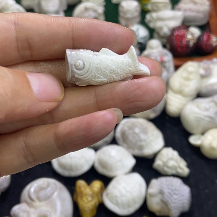 配饰鹿角雕刻一个出
