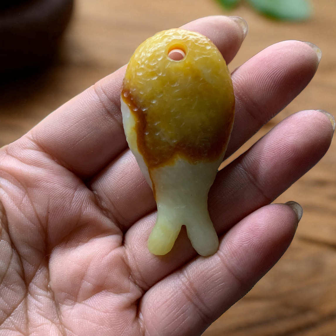 天然岫玉手工锤纹花玉小鱼挂件男女同款