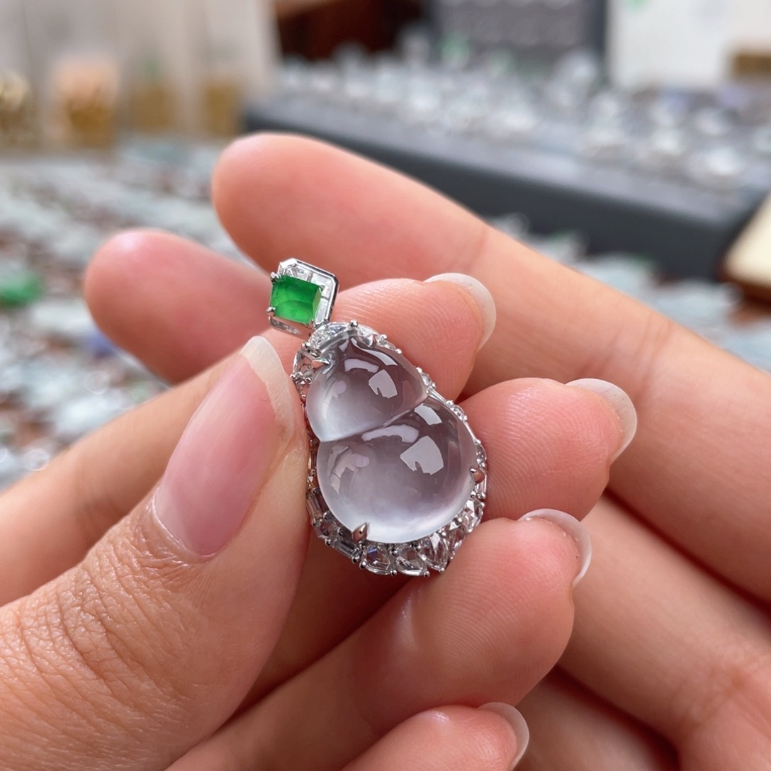 颈饰18K金镶嵌翡翠