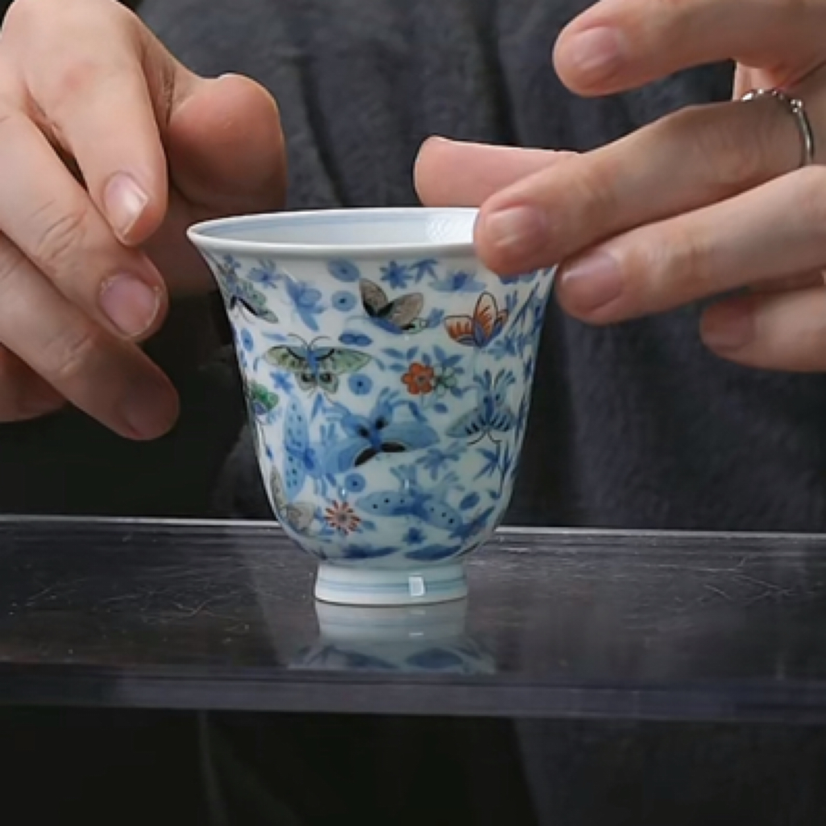 D青花加彩蝶恋花纹铃铛杯