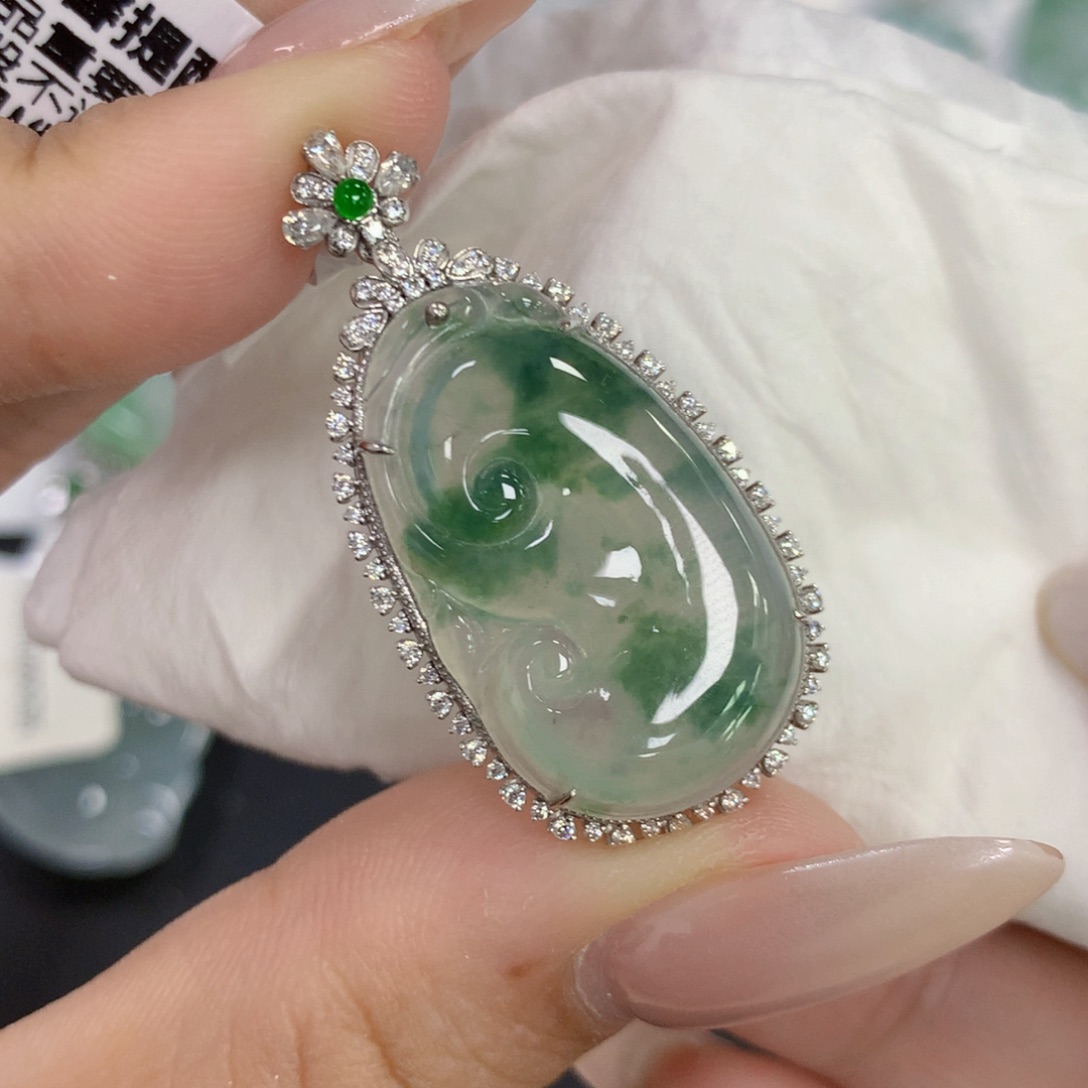 颈饰18K金镶嵌翡翠