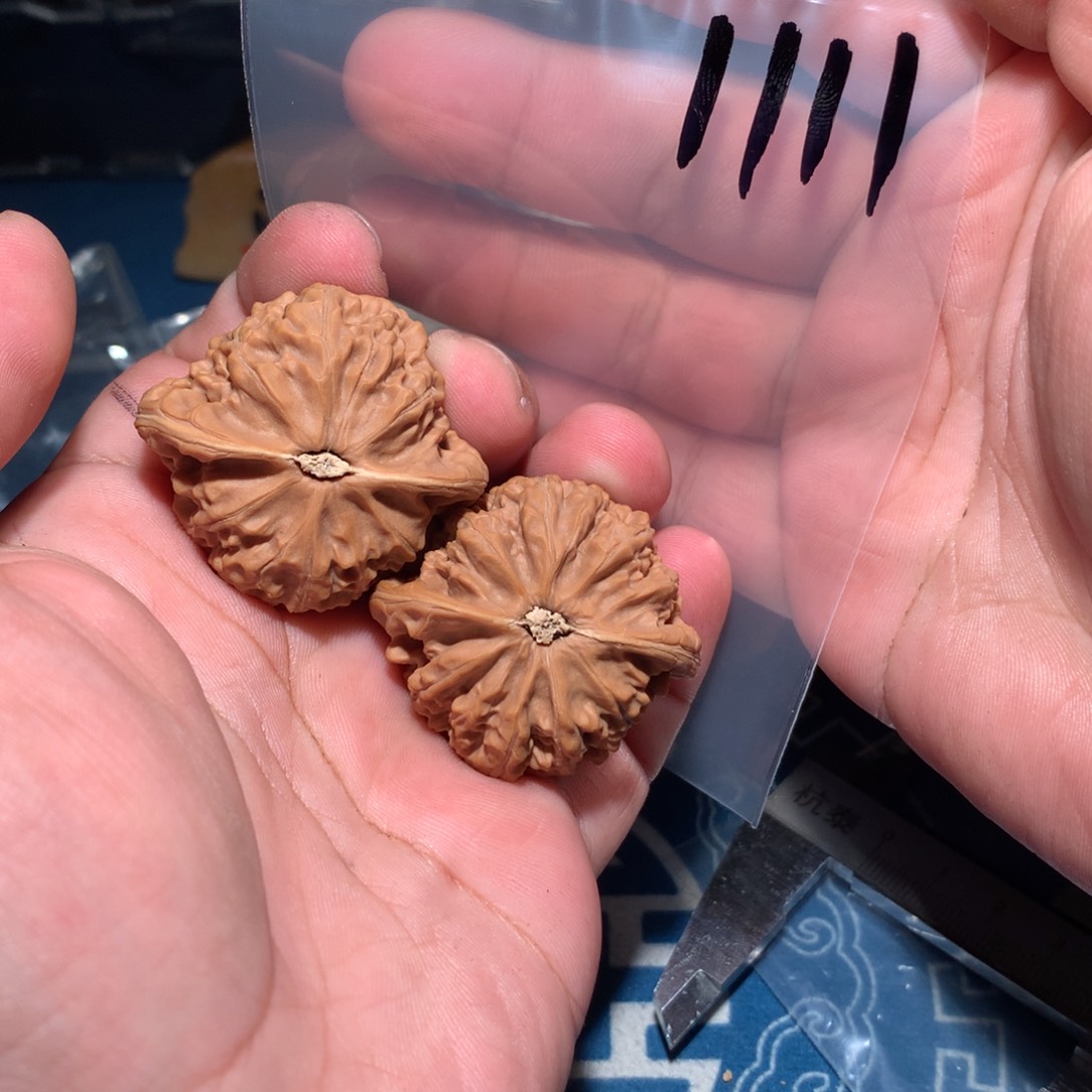 文玩核桃吊坠?****拧宫灯 1111