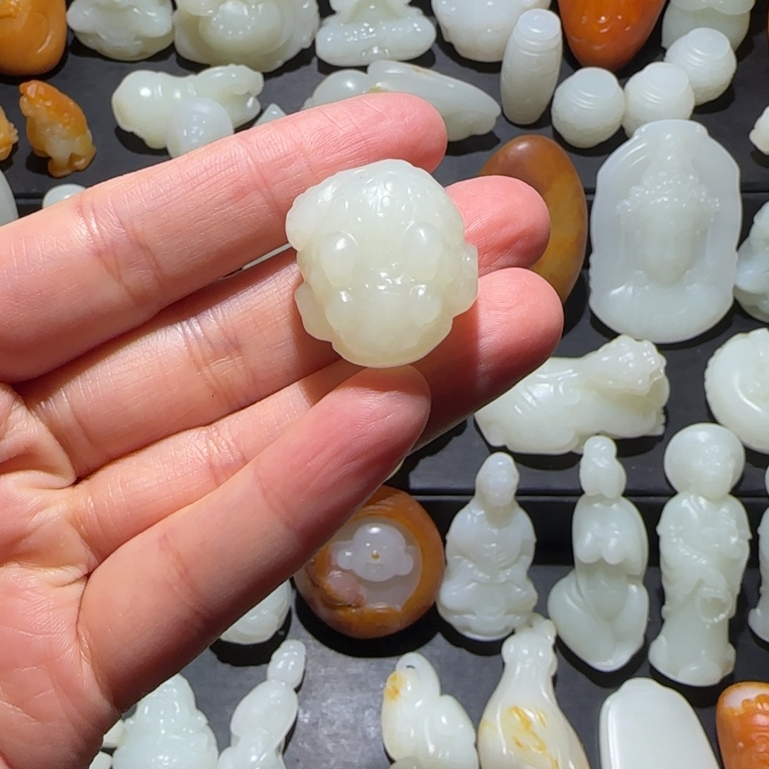 金***灿和田玉未镶嵌颈饰