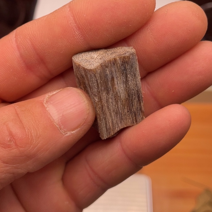 树脂只买单纯的吊坠，没带链子，属的性质。6.9g