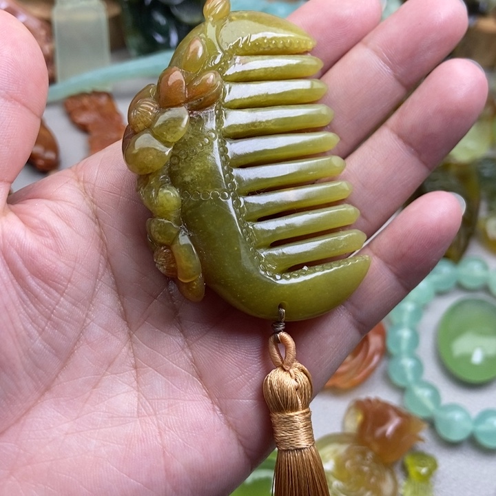 蛇纹石玉挂件未镶嵌