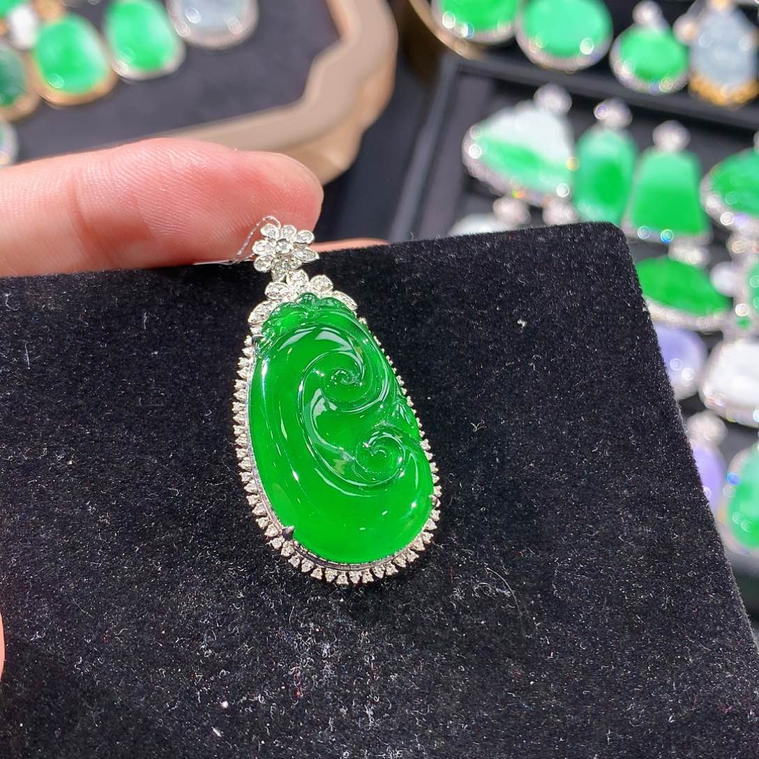 翡翠18K金镶嵌颈饰