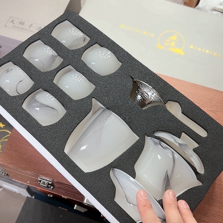 孤品茶具套装等等。           