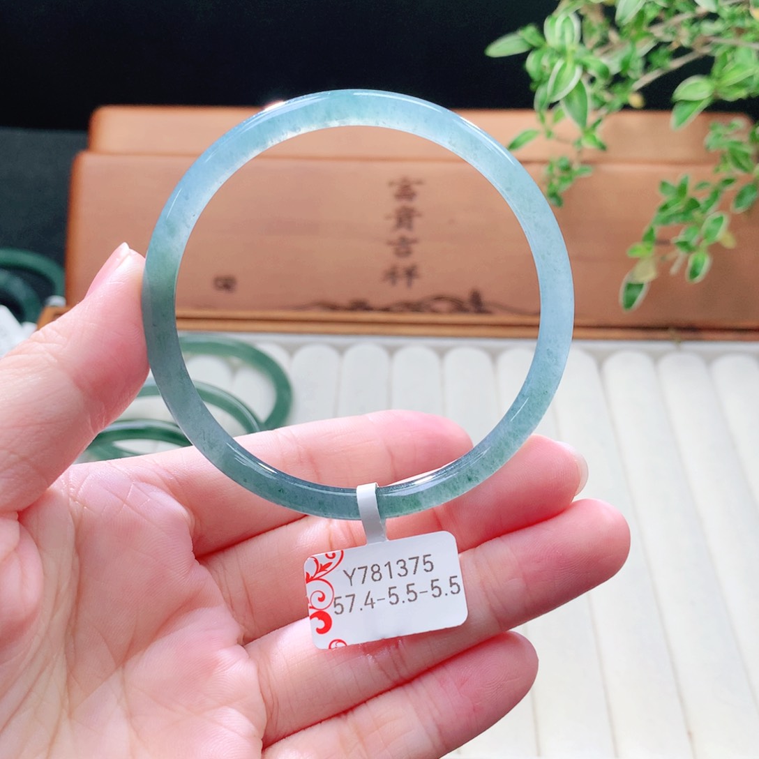 未镶嵌手镯（圆镯）翡翠